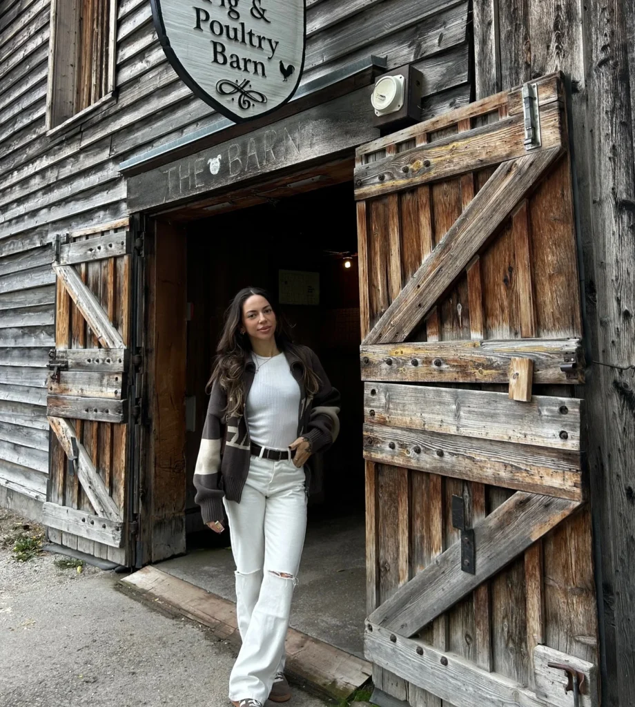 Autumn Casual with a Cozy Sweater and White Jeans