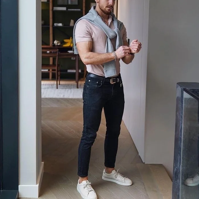 Relaxed Look with Polo Shirt and White Sneakers